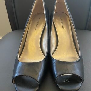 Bandolino, peep toe shoe in black, size 9